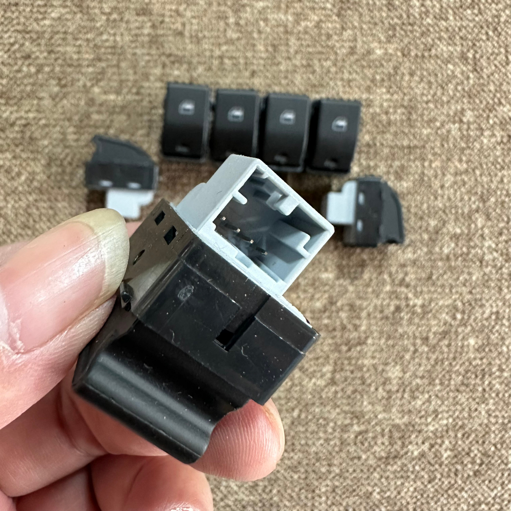 Công tắc lên xuống kính đơn. Dùng cho xe HOWO A7