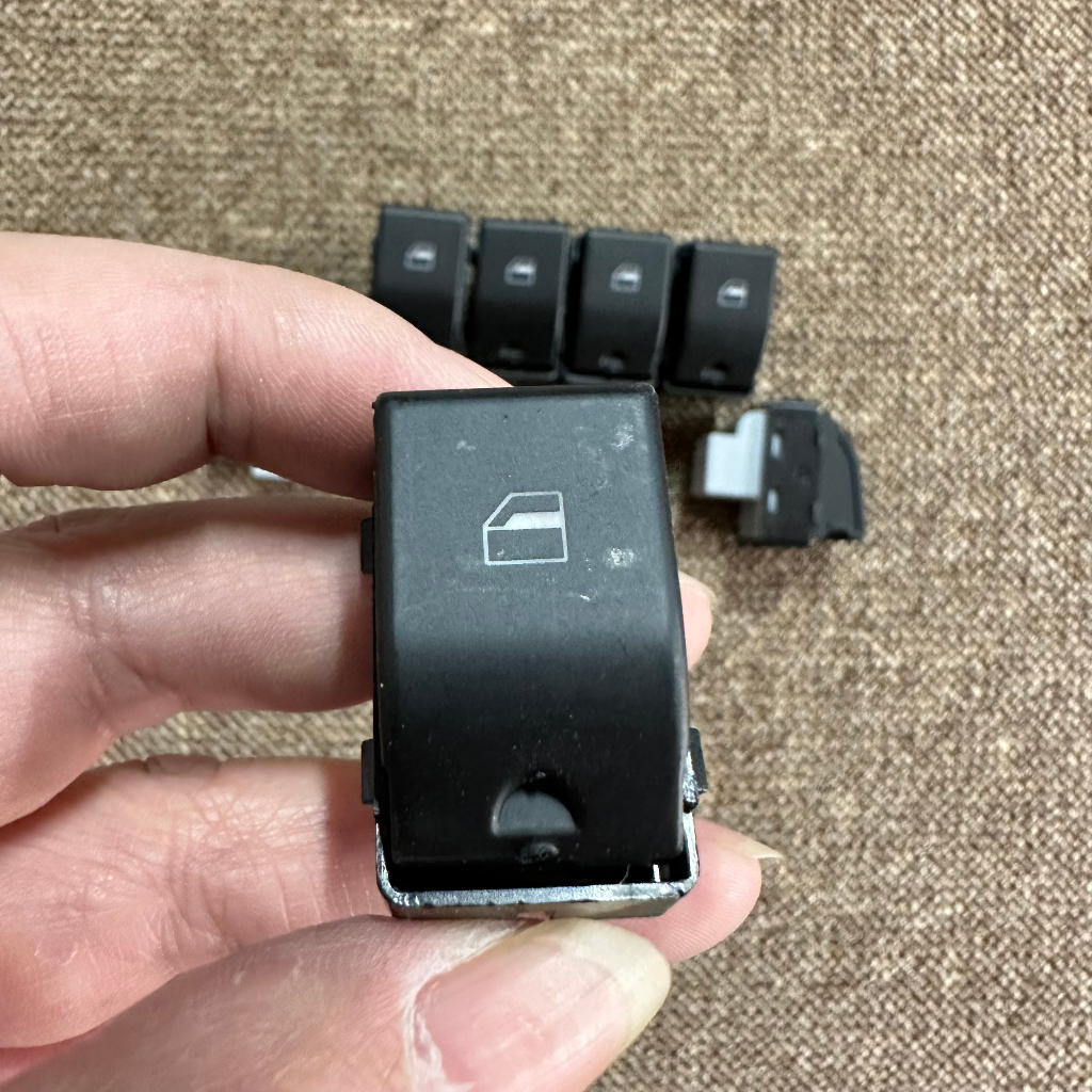 Công tắc lên xuống kính đơn. Dùng cho xe HOWO A7