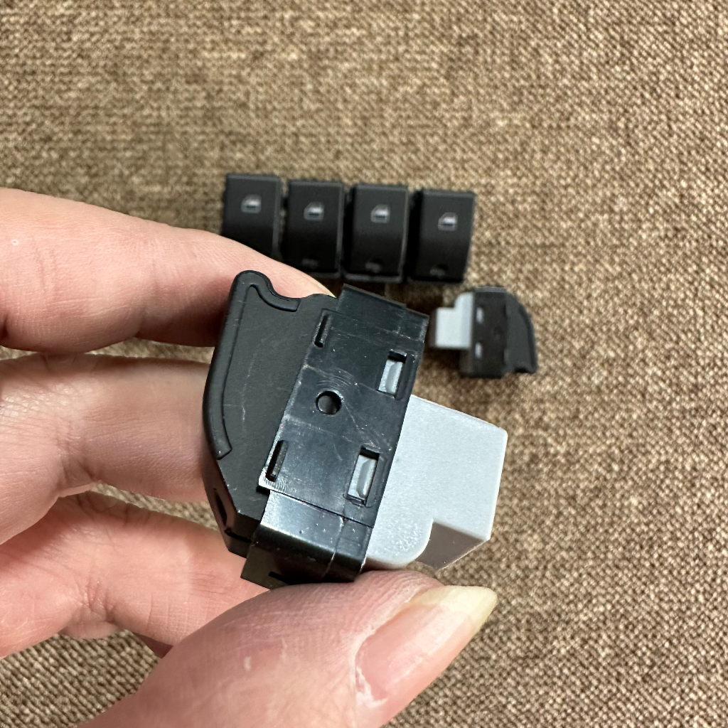 Công tắc lên xuống kính đơn. Dùng cho xe HOWO A7