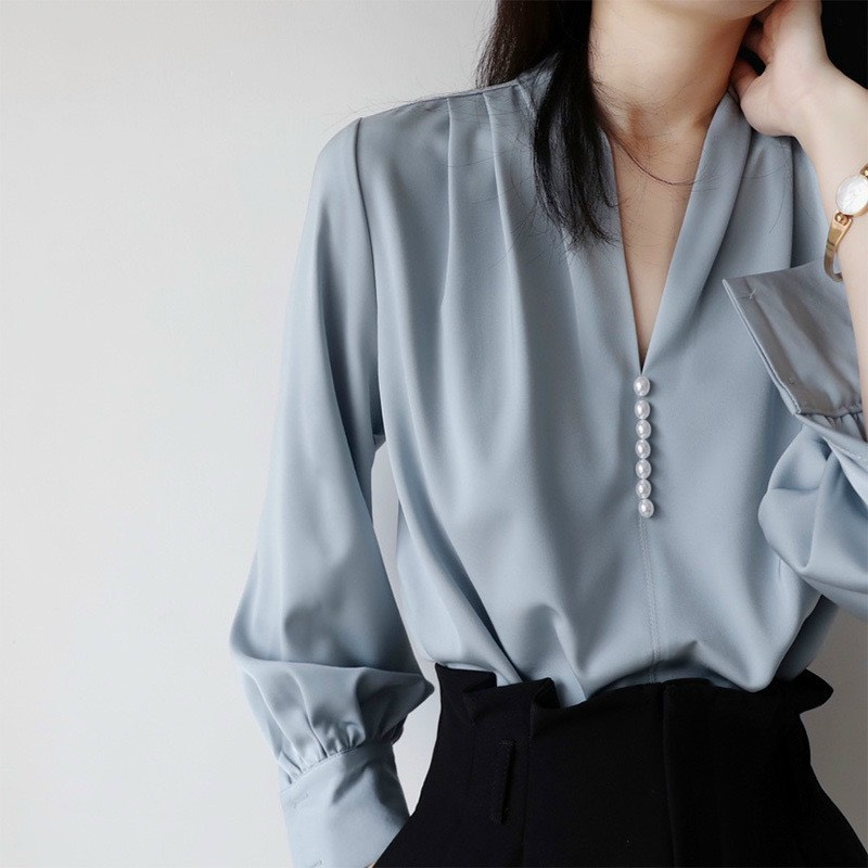 ÁO SƠ MI LỤA CỔ V XẾP LY VAI TAY PHỒNG ĐÍNH NGỌC MÃ A3