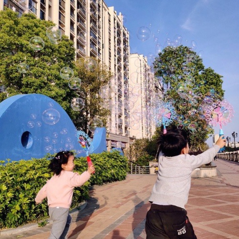 Đồ chơi chong chóng thổi bong bóng, máy bong bóng xà phòng ngoài trời cho bé