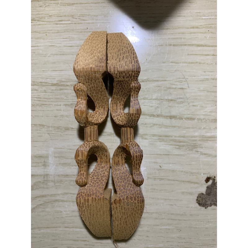 Chân quỳ tre già đục tay