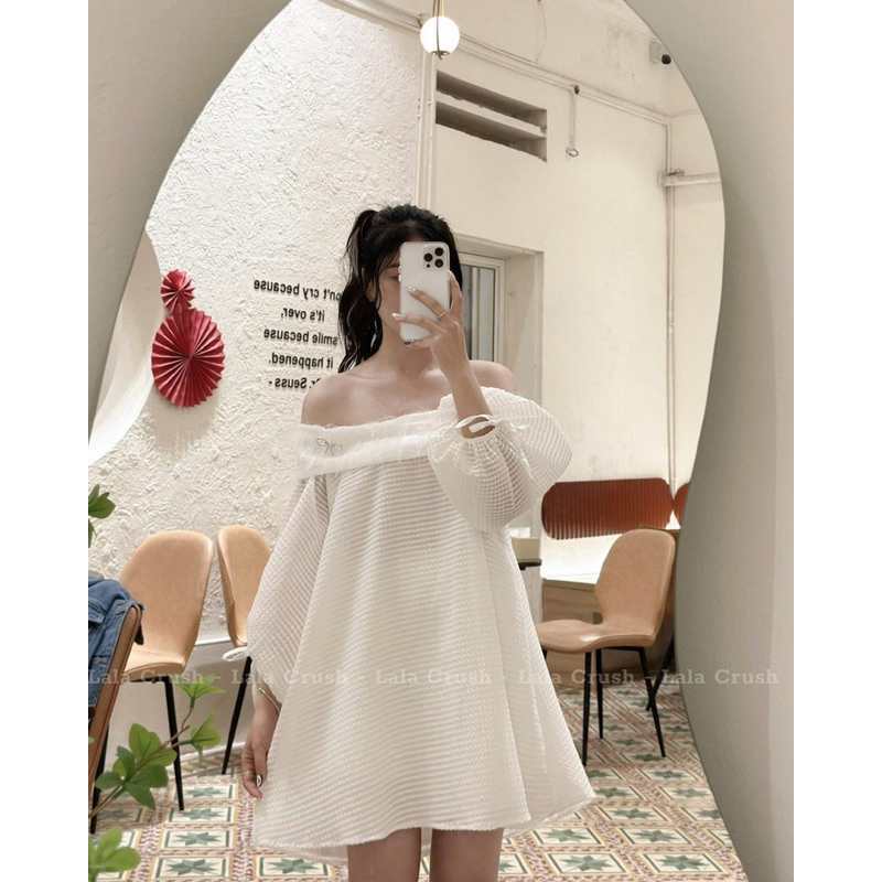 VÁY SUÔNG TRẮNG NGANG VAI ĐŨI BOI PHỐI LÔNG NHẤP NHÁNH KÈM TAG ĐÁ TAY BỒNG BUỘC NƠ XINH XẮN CHO NỮ.