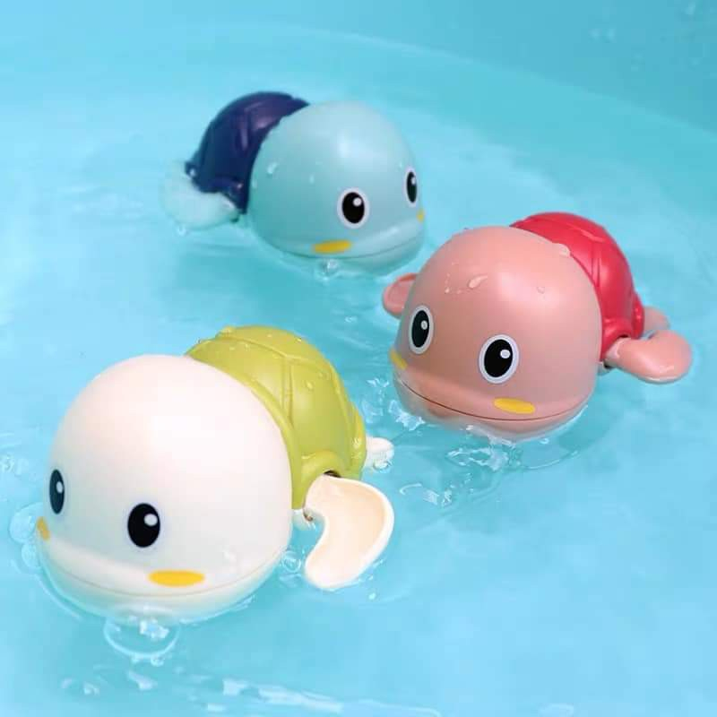 Rùa bơi trong nước cho trẻ thả bồn tắm