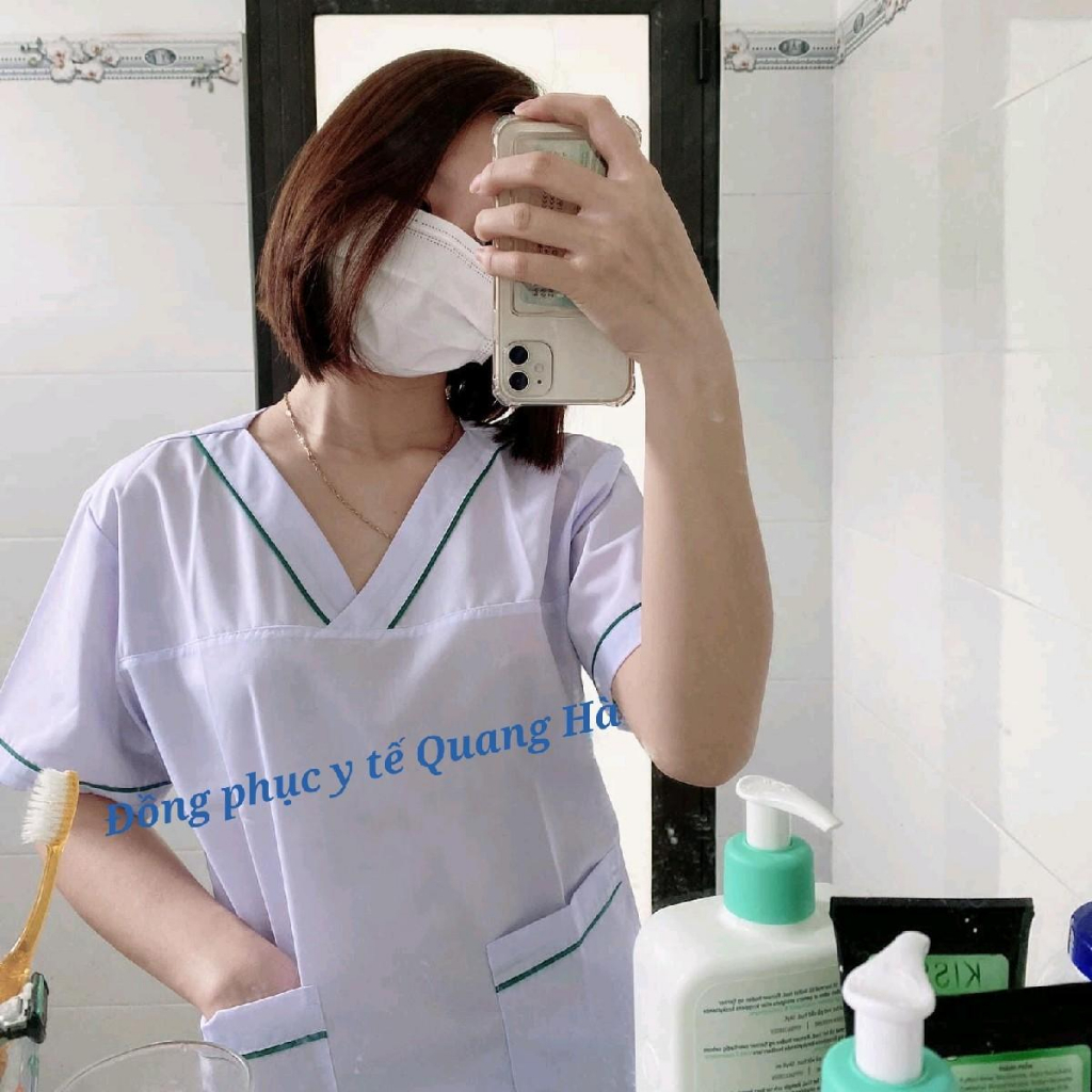 Bộ Scrubs Trắng viền Xanh lá vải lon nhật - bác sĩ, blouse cổ tim, đồng phục điều dưỡng, spa, thẩm mỹ viện, dược sĩ .