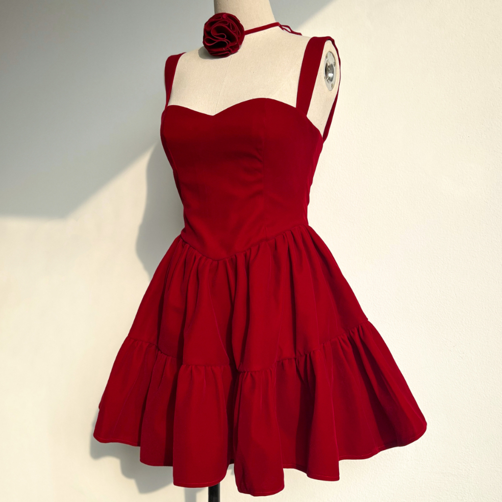 KIOBI – Đầm Jennie Velvet (kèm hoa cổ) 2 dây, form mini cúp ngực, hạ eo, tùng xòe, lưng thun, vải nhung đỏ-KID2212269VDO