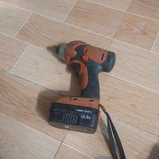 Máy bắn vít BLACK & DECKER 14.4v