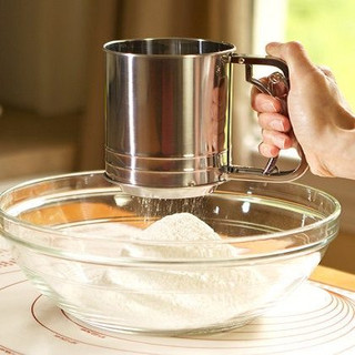 Cốc rây bột inox 11cm, ca ray bột có tay cầm