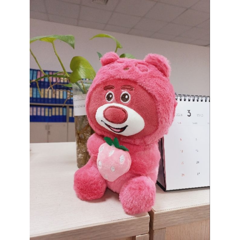 Gấu dâu ôm trái dâu