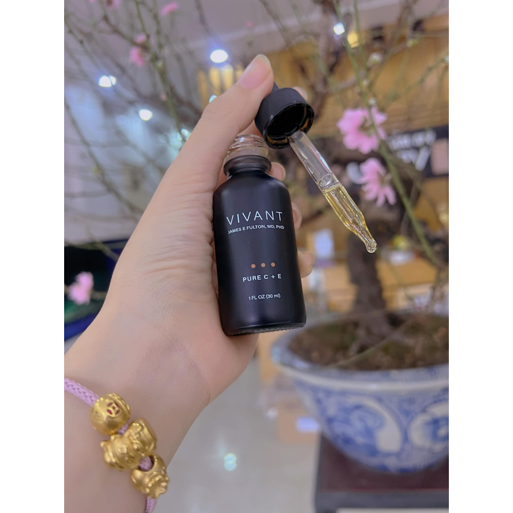 𝙎𝙚𝙧𝙪𝙢 𝙫𝙞𝙫𝙖𝙣𝙩 𝙋𝙪𝙧𝙚 𝘾 +𝙀  thúc đẩy làn da đều màu, mịn màng và tươi sáng