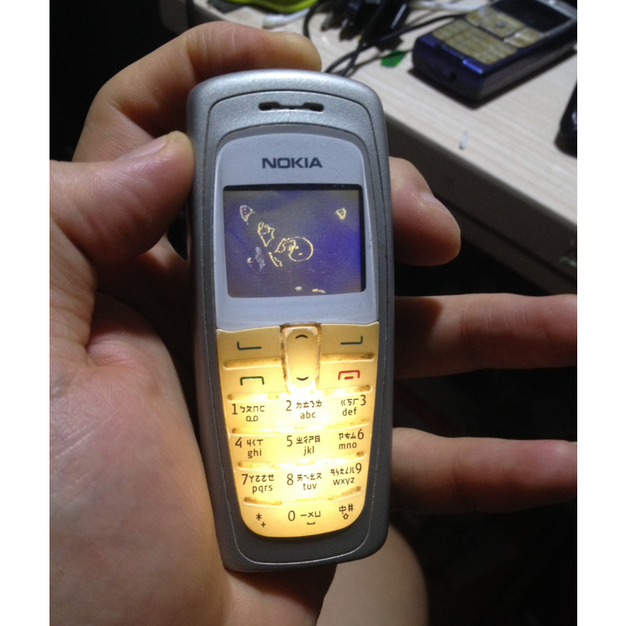 Xác NOKIA 2125i lên lỗi màn như hình, xong đen màn,sáng đèn bin, ngoại hình còn khá được, máy không bin