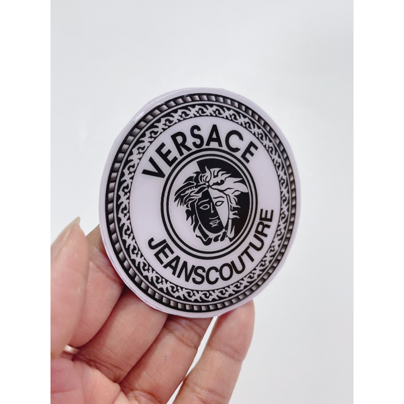 Tem nổi hình Versace trắng đen 6.7cm, có sẵn keo dán mặt sau