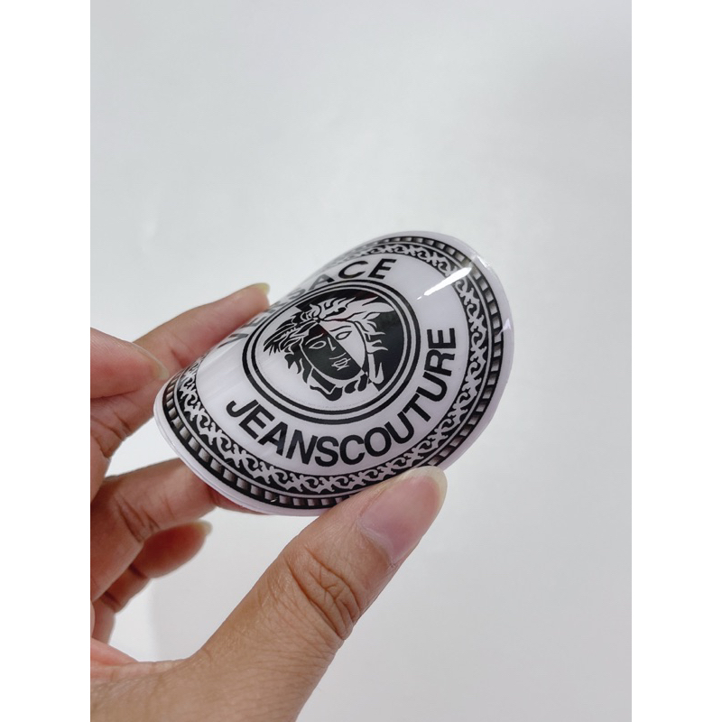Tem nổi hình Versace trắng đen 6.7cm, có sẵn keo dán mặt sau