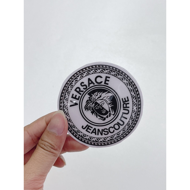 Tem nổi hình Versace trắng đen 6.7cm, có sẵn keo dán mặt sau