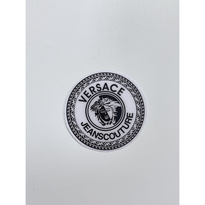 Tem nổi hình Versace trắng đen 6.7cm, có sẵn keo dán mặt sau
