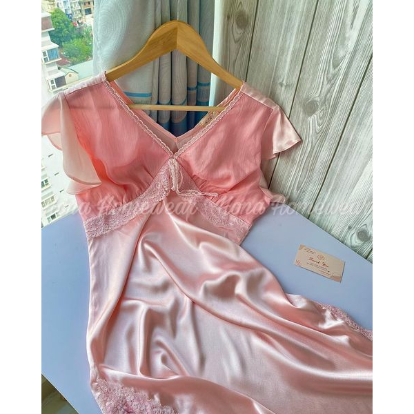 Đầm ngủ dáng dài thật dịu dàng và êm ái.