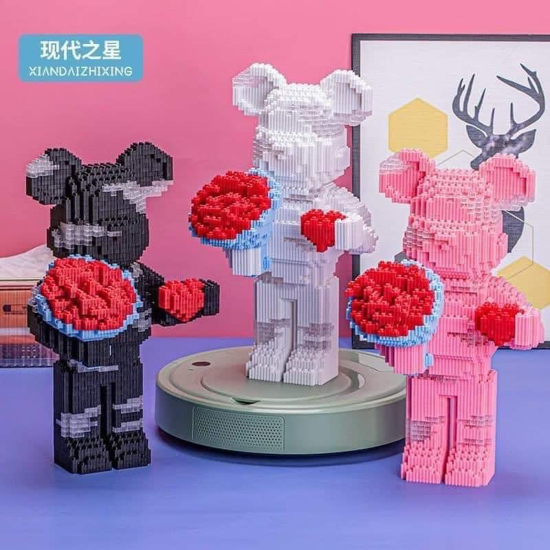 Lego Gấu Bearbrick ôm hoa, có đèn LED cao 35cm + Tặng kèm 01 Búa Lego