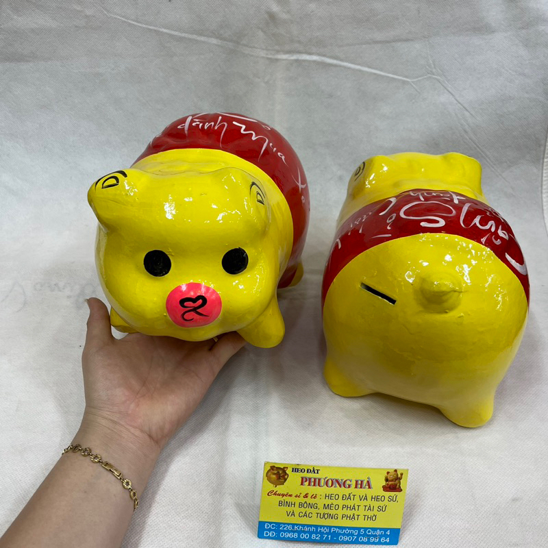 Heo Đất Tiết Kiệm Sơn Phủ Bóng MÀU VÀNG ĐỎ CHỮ TRẮNG Có Chữ Trên Lưng Size 22cm * 17cm (hàng sơn bóng đẹp)