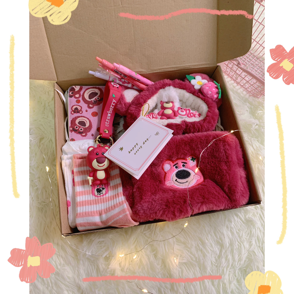 Combo phụ kiện hộp quà gấu dâu lotso siêu cute tặng bạn bè, người yêu, chị em gái, ... tặng kèm thiệp
