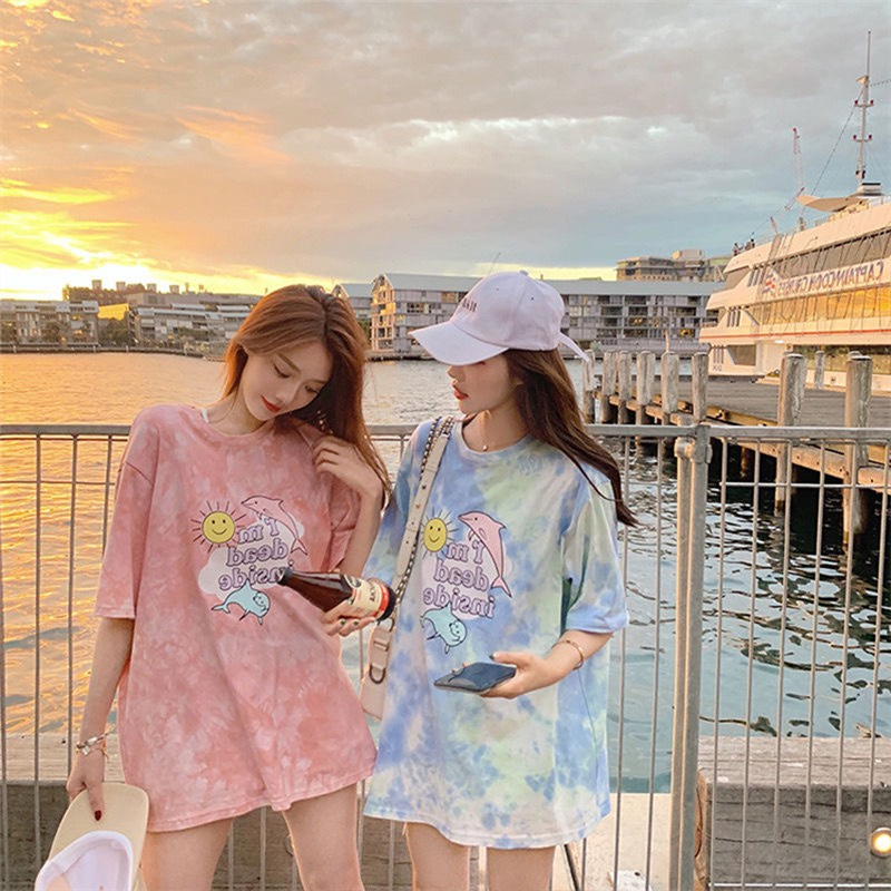 Áo phông màu loang in hình cá heo