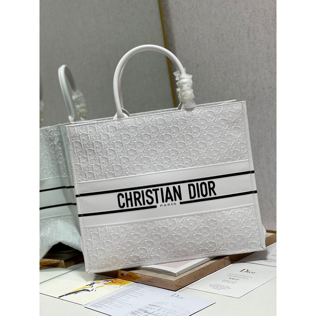 Túi xách Dior book in hoạ tiết chữ D nguyên bản màu trắng size 41,5cm