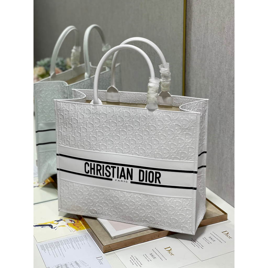 Túi xách Dior book in hoạ tiết chữ D nguyên bản màu trắng size 41,5cm