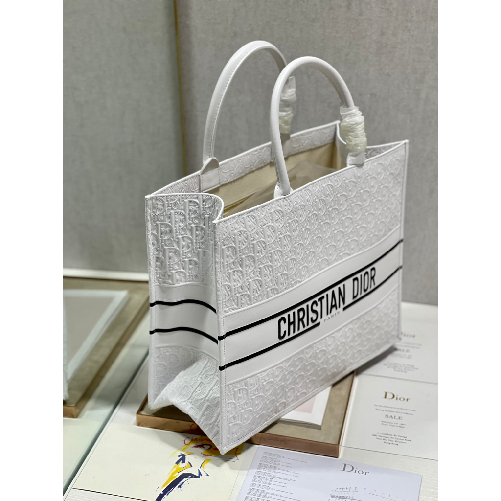 Túi xách Dior book in hoạ tiết chữ D nguyên bản màu trắng size 41,5cm