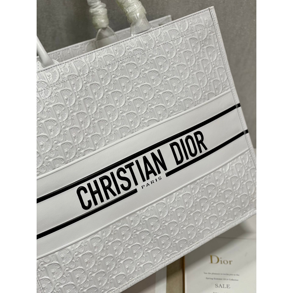 Túi xách Dior book in hoạ tiết chữ D nguyên bản màu trắng size 41,5cm