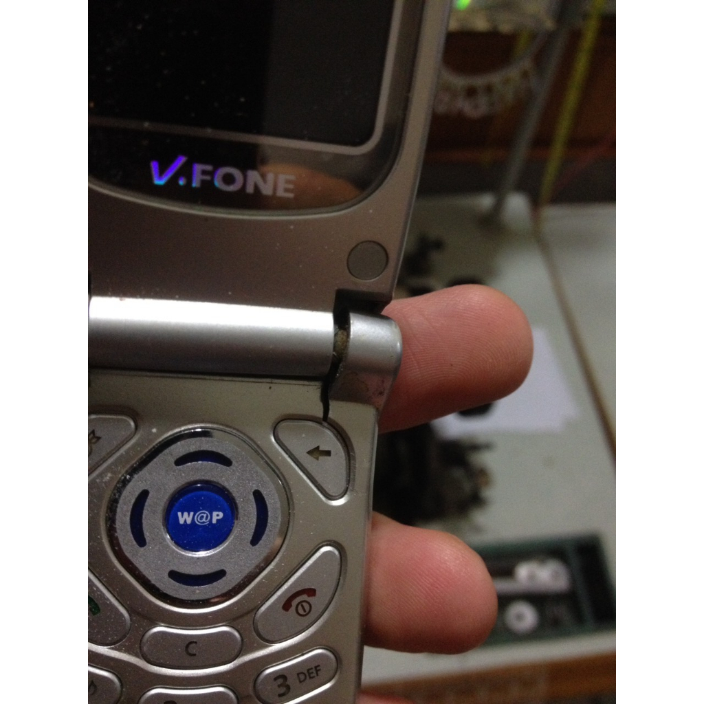 Xác V-FONE cơ gập hơi nứt, không sạc tét, không rõ tình trạng