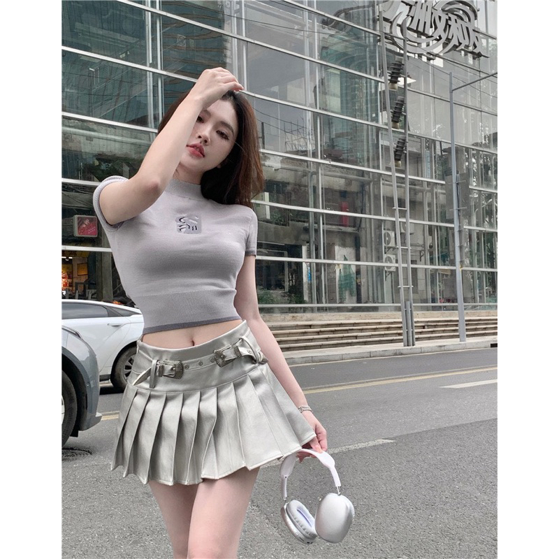 ( ODER )Set Chân Váy Da Xếp Li Kèm Đai Bạc & Áo Len Croptop Cổ Cao