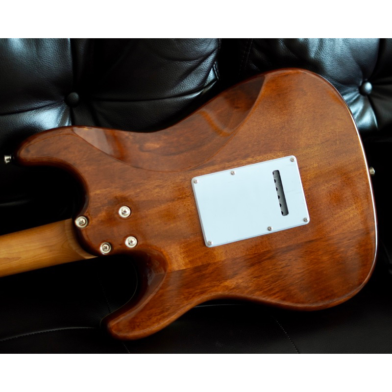 Guitar điện Sqoe SEIB900 có 3 màu