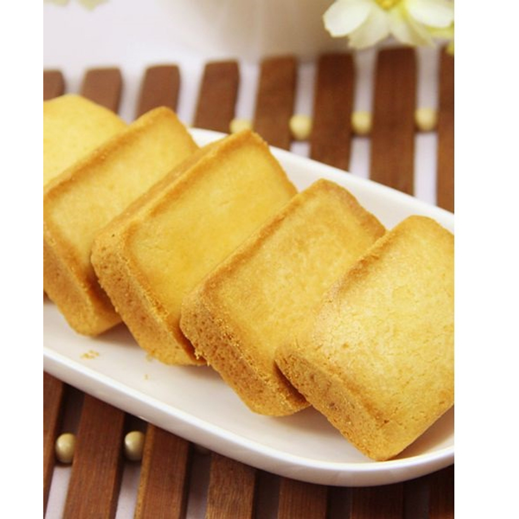 Bánh quy nhân mứt Đài Loan 4 vị xoài, thơm, dâu, việt quốc Royal Family hộp 184g (8 bánh)