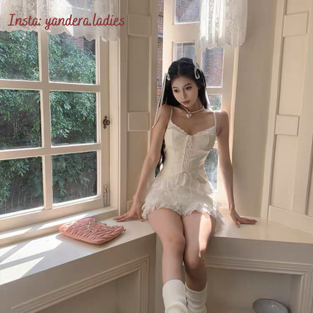 Set áo hai dây phối ren và váy ngắn nhiều tầng tôn dáng quyến rũ