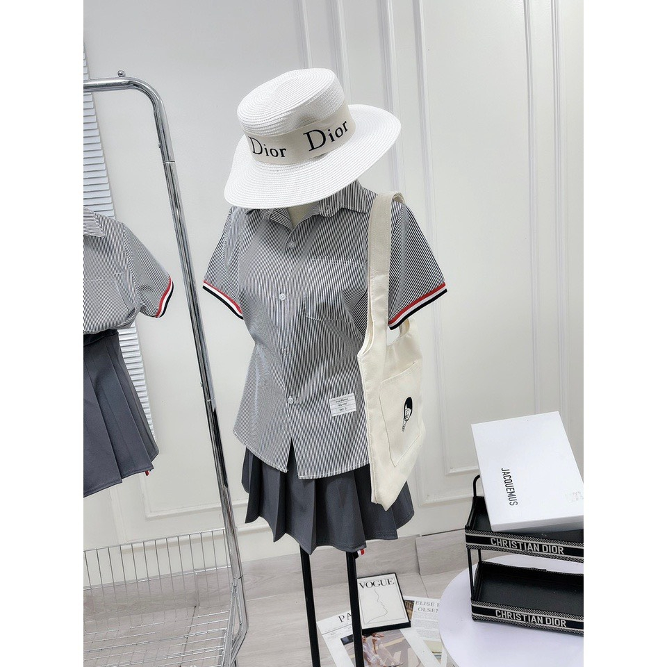 Set Sơ Mi Kẻ ThomBrowne Chân Váy Tennis Xám Xòe Xếp Ly Phong Cách Hàn Chất Liệt Tuyết Mưa Cá Tính Trẻ Trung