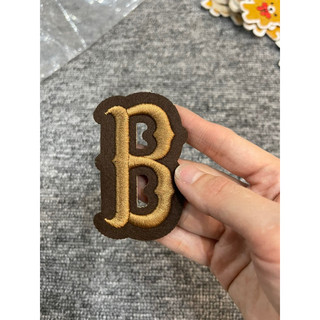 Sticker thêu là ủi chữ b