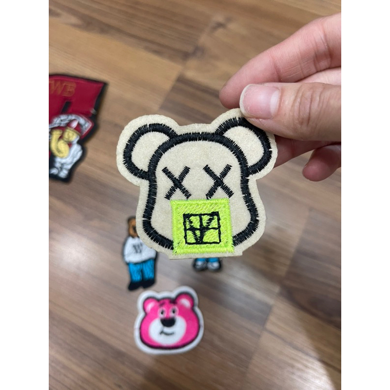 Sticker thêu là ủi bộ gấu