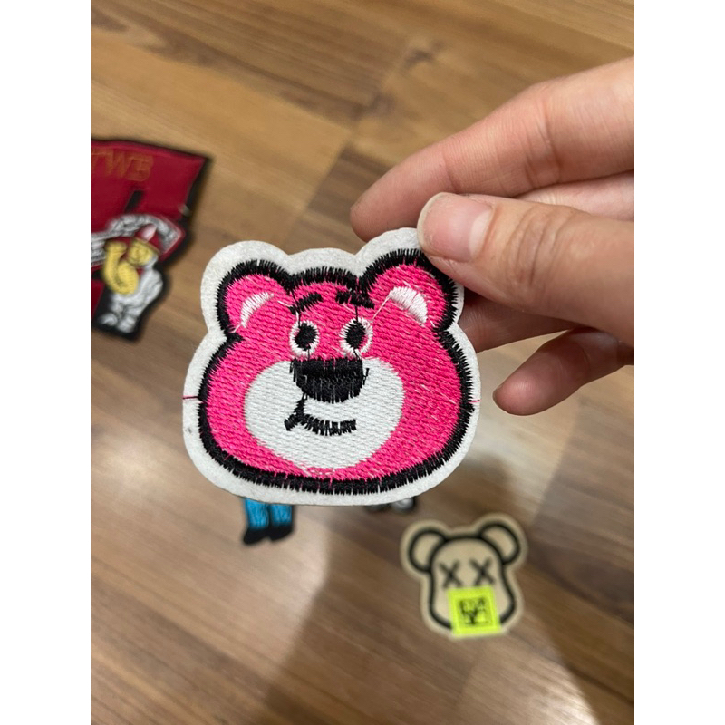 Sticker thêu là ủi bộ gấu