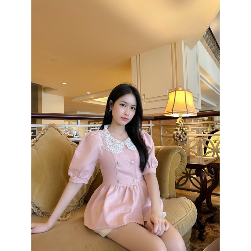 Iris Top - Áo text thiết kế cổ pha ren DTM