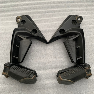 Gác chân sau trái + phải Nouvo 5 - 6 Yamaha để chân sau màu đen mờ