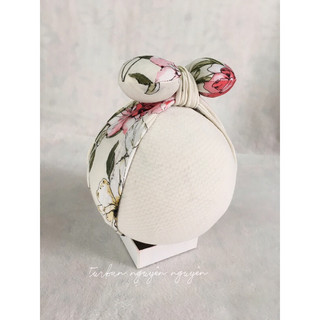 Mũ turban cho bé gái: màu trắng hoạ tiết hoa