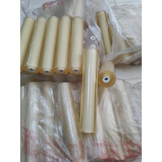 1 cuộn nilong màu vàng loại 1, dài 30cm, dùng quấn bụng ủ t.ê, giảm b.éo trong spa, giá 120.000 đồng.