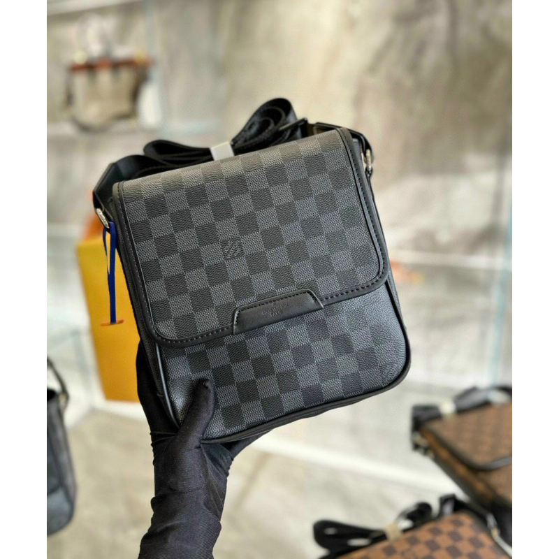 Túi đeo chéo nam Lv messenger pouch dáng đứng Super fullbox bill size 22