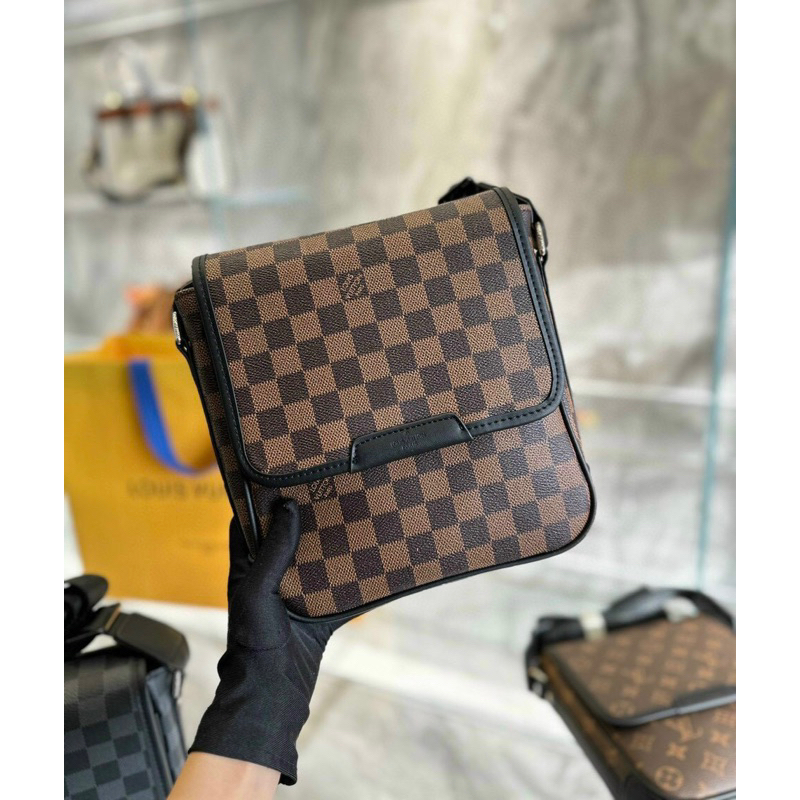 Túi đeo chéo nam Lv messenger pouch dáng đứng Super fullbox bill size 22