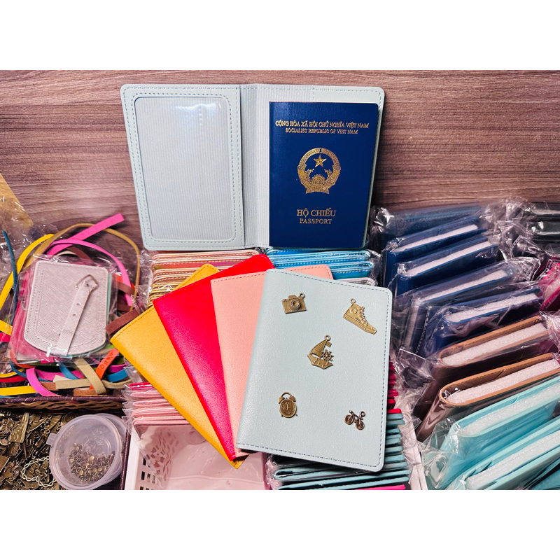Bao da đựng Passport khắc tên tặng charm xinh