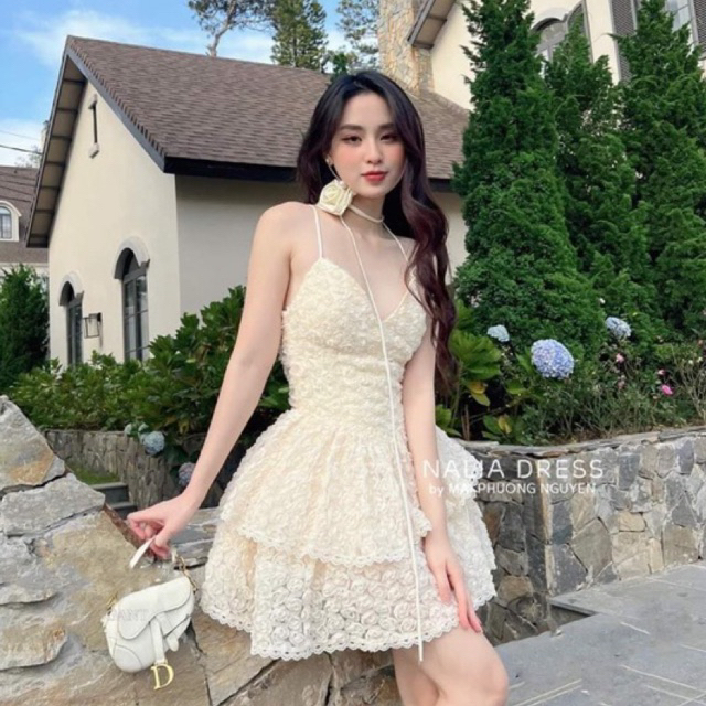 Váy ren hoa hồng kèm hoa