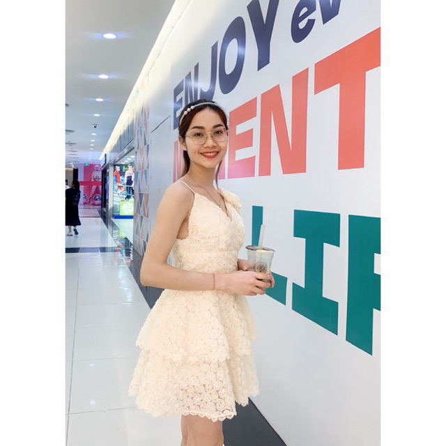 Váy ren hoa hồng kèm hoa