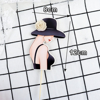 Que cắm cô gái đội mũ đen đính hoa