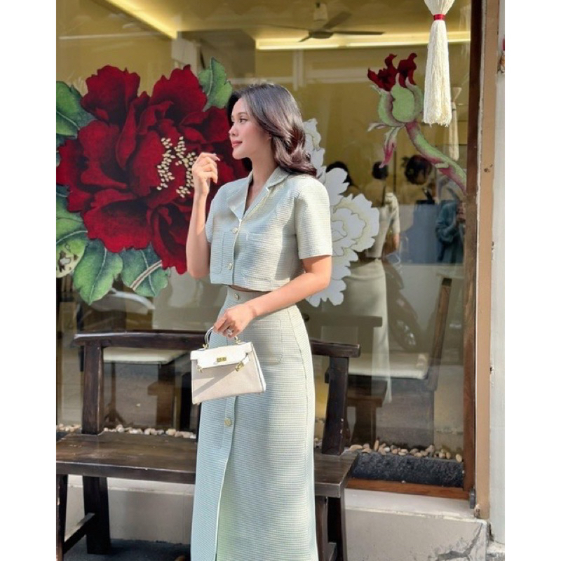 Set áo croptop cổ vest kèm chân váy suông dài