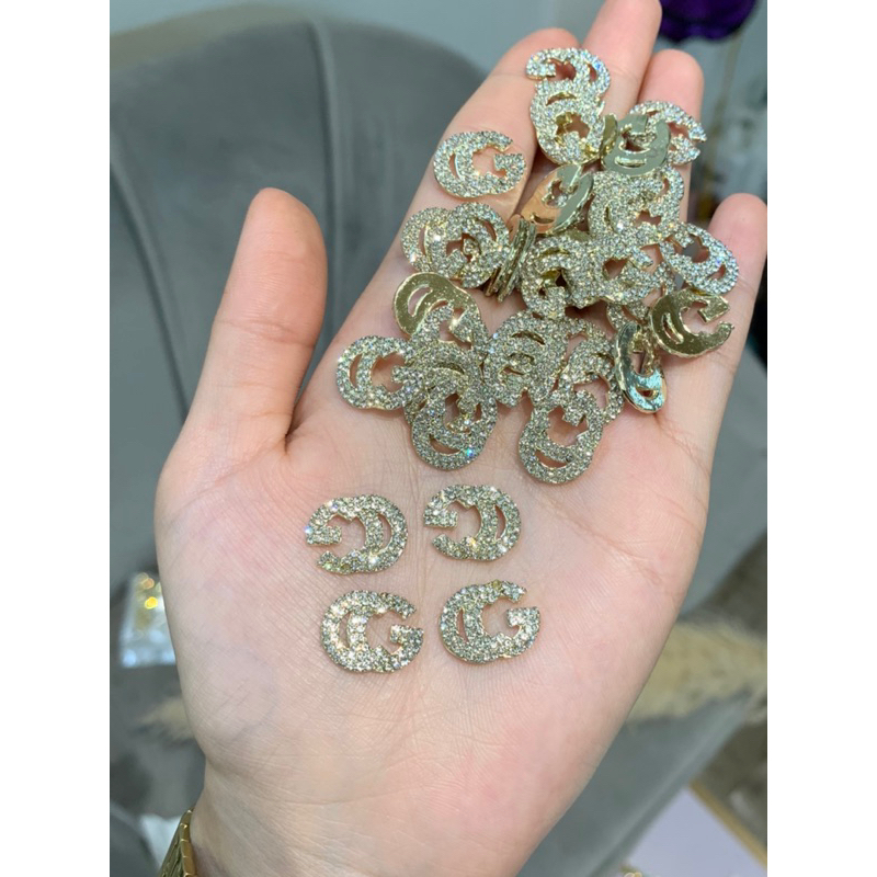 CHARM THƯƠNG HIỆU TO GẮN CHÂN MÃ 13