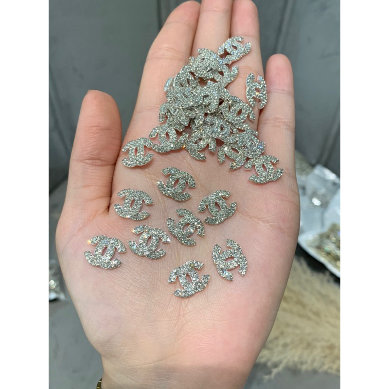 CHARM THƯƠNG HIỆU TO GẮN CHÂN MÃ 13